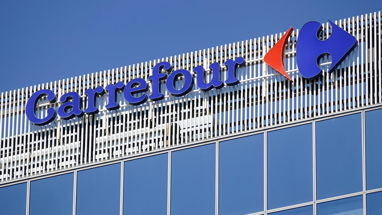 Carrefour sign